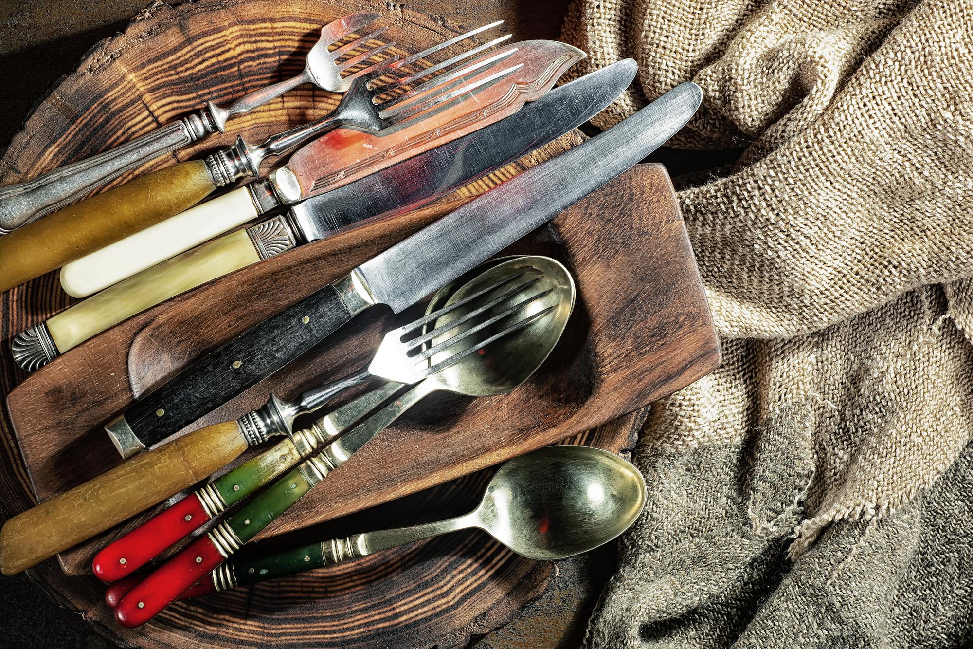 Workshop station with knives and bowls